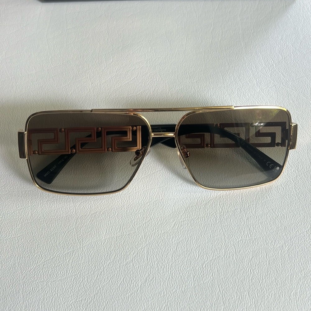 VERSACE Greca Navigator Sunglasses 😎 - Picture 4 of 9
